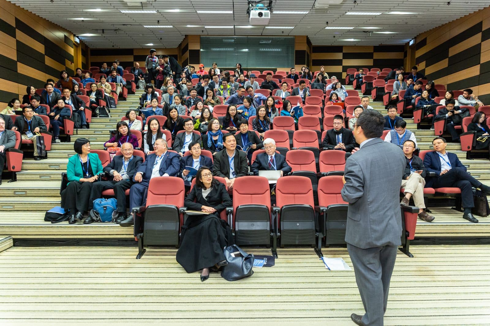 会议现场的演讲者与参会观众